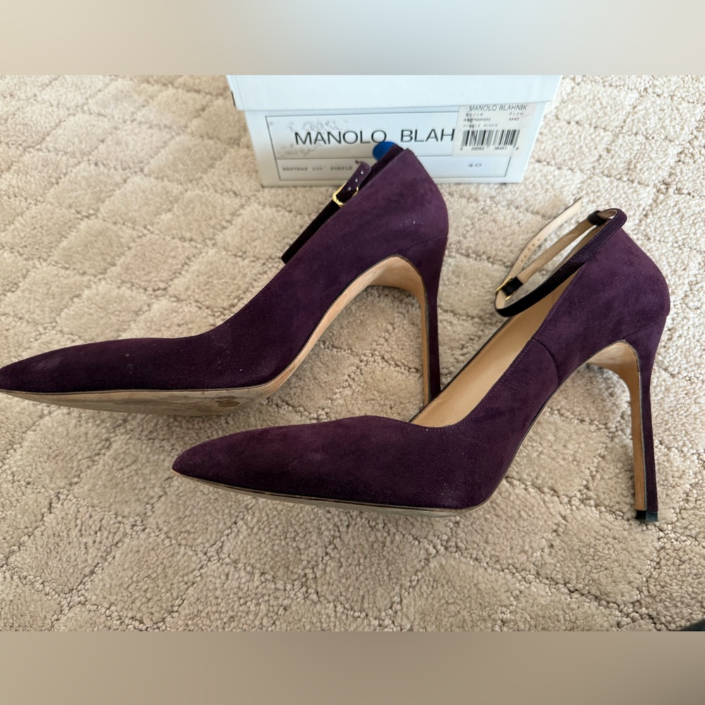 Manolo Blahnik BB pump with strap. Size 40. Purple suede. - Picture 2 of 5